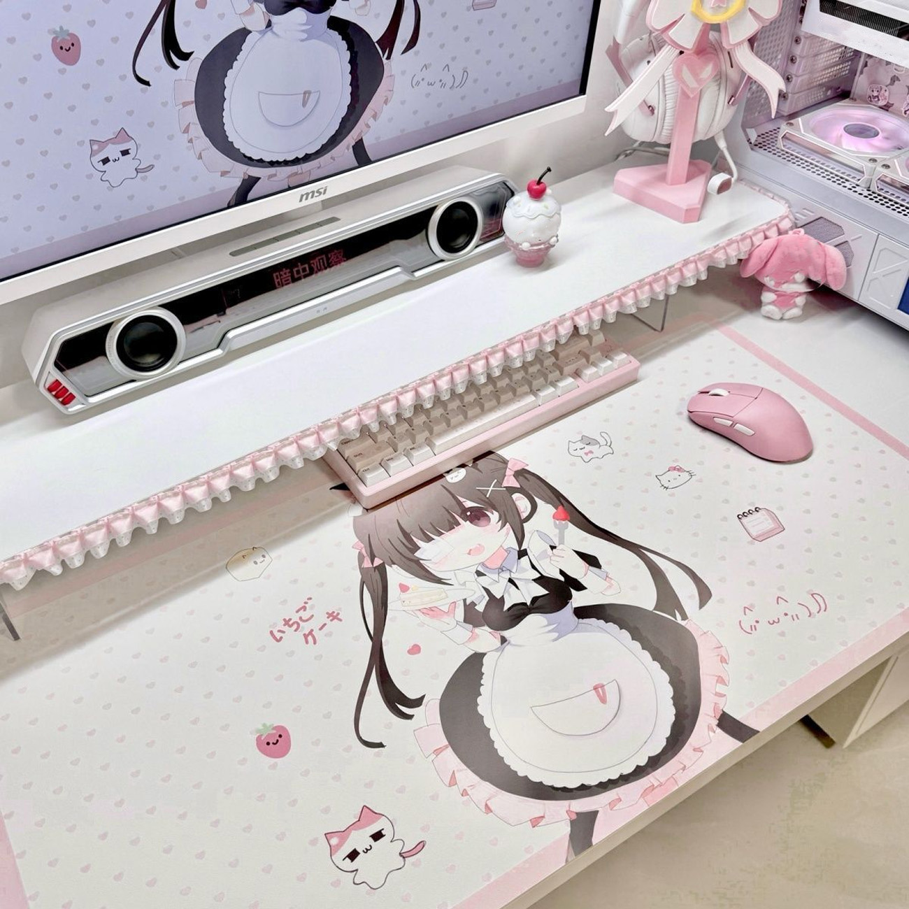 Leather Desk Pad - かわいいアニメ風メイド柄のPUレザー製デスクマット。ピンクの水玉模様と猫のイラストが描かれたマウスパッド。防水加工で滑り止め効果があり、卓上を可愛らしく飾ります。